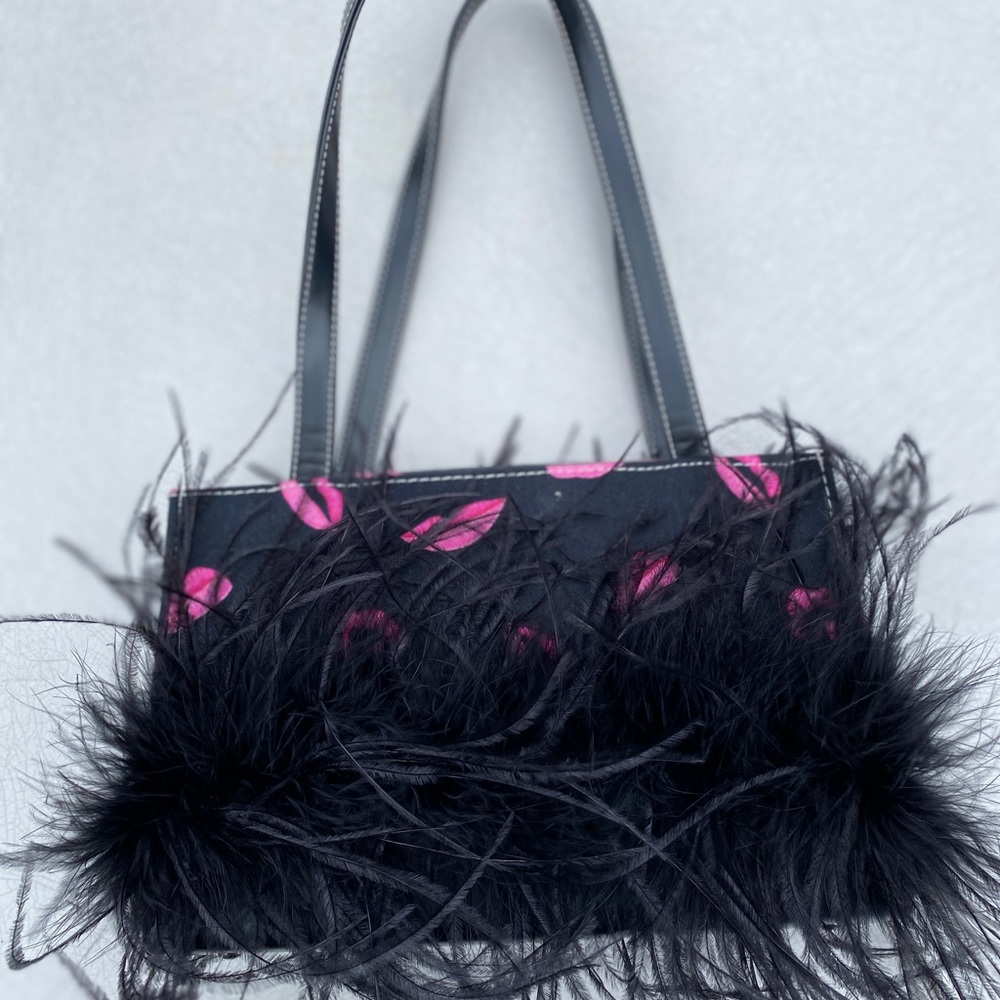 Adorable conversation piece handbag! 👄
